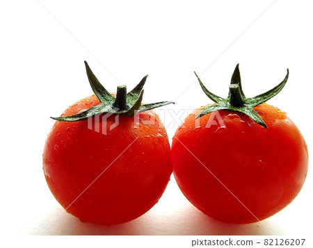 Two tomatoes, tomatoes, water drops 82126207