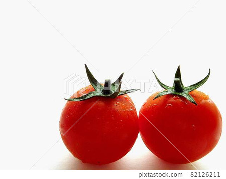 Two tomatoes, tomatoes, water drops 82126211