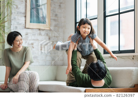 Girl playing with dad at home Girl playing with dad at home 82126397
