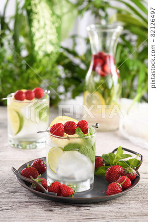 Mojito cocktail with strawberries 82126497