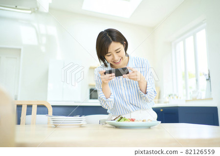 A woman who uploads food photos to SNS A woman who uploads food photos to SNS 82126559
