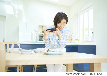 A woman who uploads food photos to SNS A woman who uploads food photos to SNS 82126560