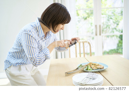 A woman who uploads food photos to SNS A woman who uploads food photos to SNS 82126577