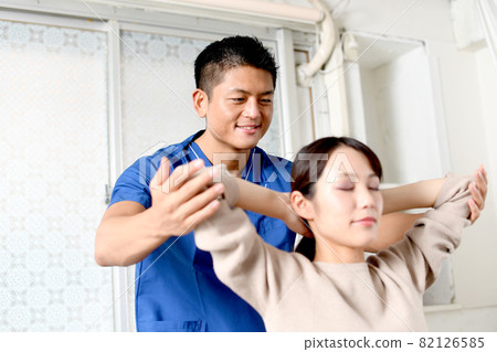 A manipulative man in a scrub to massage the upper body 82126585