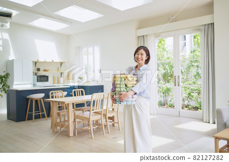 帶洗衣籃的年輕女子 82127282