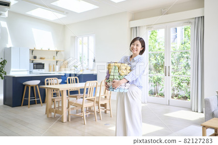 帶洗衣籃的年輕女子 帶洗衣籃的年輕女子 82127283