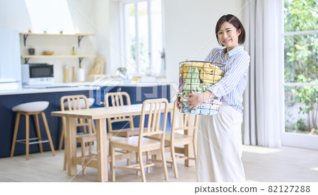 帶洗衣籃的年輕女子 帶洗衣籃的年輕女子 82127288