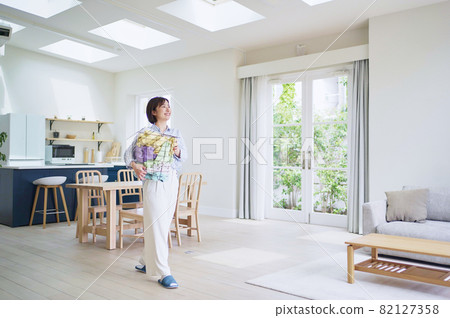 帶洗衣籃的年輕女子 帶洗衣籃的年輕女子 82127358