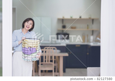 帶洗衣籃的年輕女子 帶洗衣籃的年輕女子 82127380
