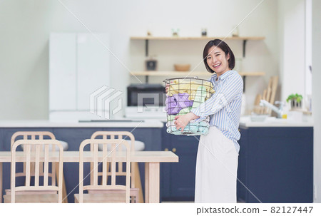 帶洗衣籃的年輕女子 帶洗衣籃的年輕女子 82127447