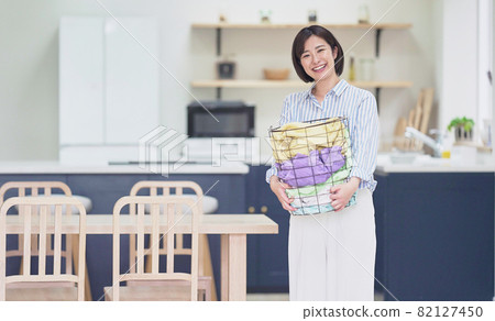 帶洗衣籃的年輕女子 帶洗衣籃的年輕女子 82127450