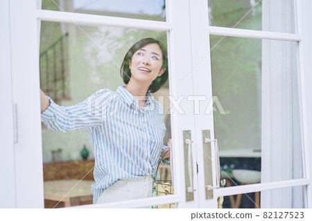 帶洗衣籃的年輕女子 帶洗衣籃的年輕女子 82127523