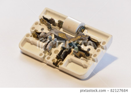 Burnt three-pronged tap 82127684