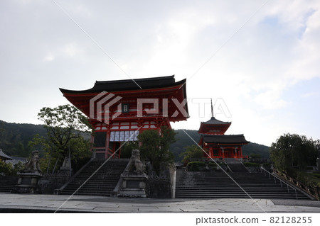 清晨的陰天，仁王門，西門，三重樓，護衛犬，石階，石燈籠，綠樹，山 82128255