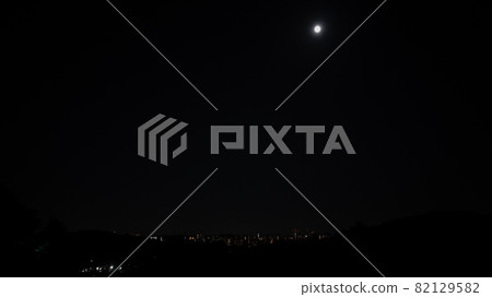 City night and moon 82129582