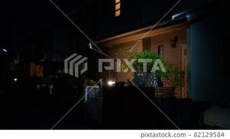 Night entrance lights and windows 82129584