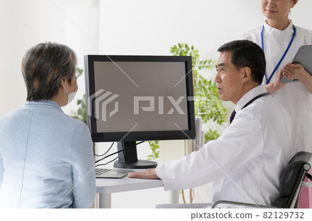 Medical image doctor patient nurse face-to-face Medical image doctor patient nurse face-to-face 82129732