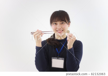 Female employee with 500 yen coins and chopsticks One coin lunch image Female employee with 500 yen coins and chopsticks One coin lunch image 82132063