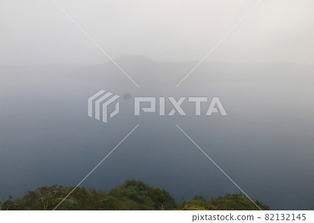 Lake Mashu in the autumn rain and the surrounding scenery 82132145