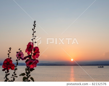 A photo of the sunset sky at the beach A photo of the sunset sky at the beach 82132576