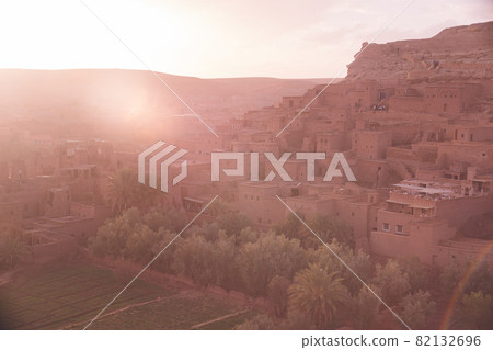 摩洛哥瓦爾紮紮特附近的世界遺產 Ait Ben Haddou 村的壯麗景色 摩洛哥瓦爾紮紮特附近的世界遺產 Ait Ben Haddou 村的壯麗景色 82132696