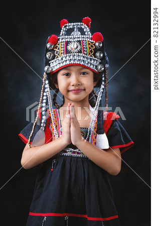 A hill tribe girl is showing hospitality by paying homage. 82132994