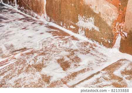 Residues of white fertilizer when unloading a car and traces of ammonium nitrate Residues of white fertilizer when unloading a car and traces of ammonium nitrate 82133888