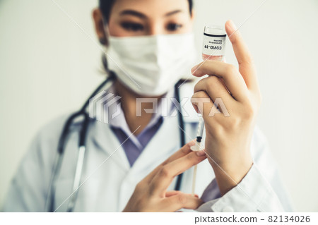 Skillful doctor prepare vaccine proficiently before injection 82134026