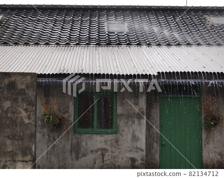 Four Four South Village: Water on the roof 82134712