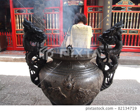 龍山寺香爐和信眾 龍山寺香爐和信眾 82134719