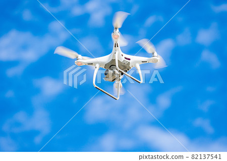 無人機和藍天 無人機和藍天 82137541