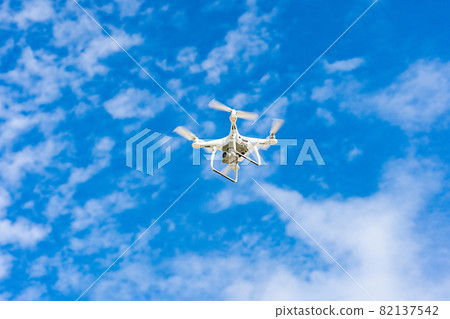 無人機和藍天 無人機和藍天 82137542