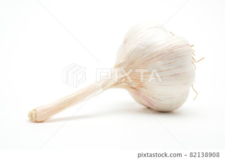 Ripe garlic on white background Ripe garlic on white background 82138908