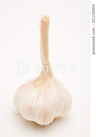 Ripe garlic on white background Ripe garlic on white background 82138909