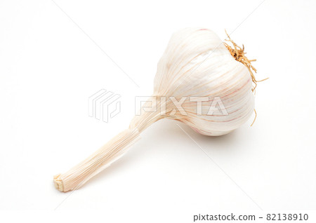 Ripe garlic on white background Ripe garlic on white background 82138910