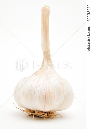 Ripe garlic on white background Ripe garlic on white background 82138911