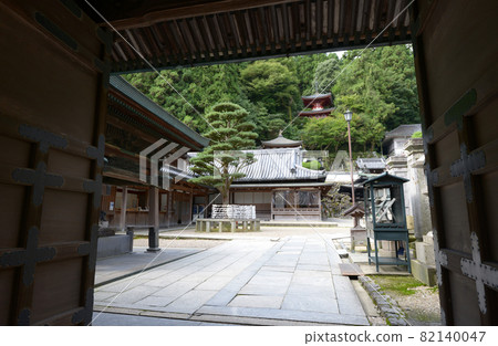 奈良縣生駒市，從寶山寺正門眺望院落 82140047