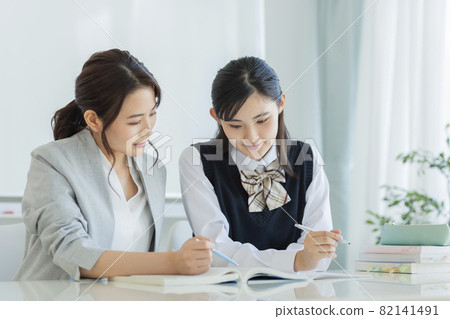 在補習班接受個別指導的女學生 高中生 初中生 82141491