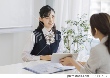 在補習班面試的女學生 高中生 初中生 在補習班面試的女學生 高中生 初中生 82141497