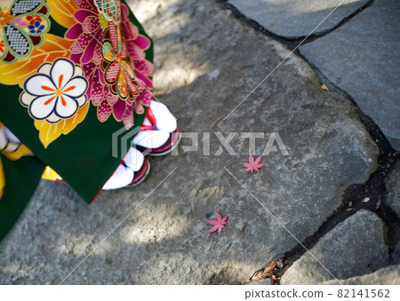Autumn leaves at the feet of the kimono Autumn leaves at the feet of the kimono 82141562
