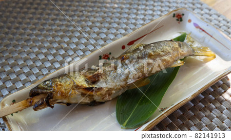 Salt-grilled salmon 82141913