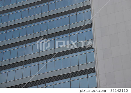 Reflection of architecture on modern office building 9 Sept 2021 Reflection of architecture on modern office building 9 Sept 2021 82142110