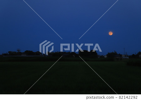 鄉村景觀和月亮 鄉村景觀和月亮 82142292