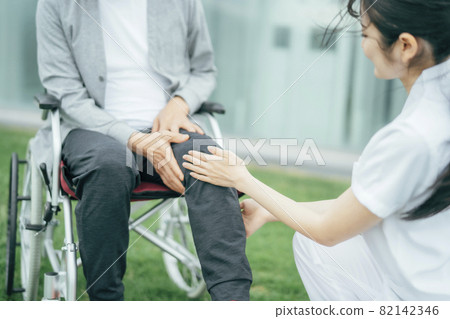 Middle-aged men and medical staff who feel something wrong with their feet Middle-aged men and medical staff who feel something wrong with their feet 82142346