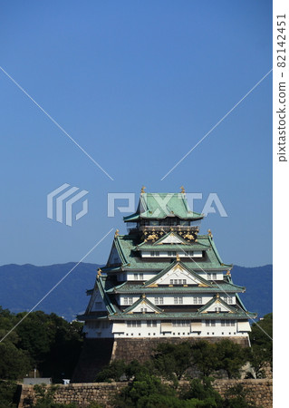 Summer sky and Osaka Castle castle tower 82142451