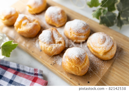 Handmade cream puffs 82142538