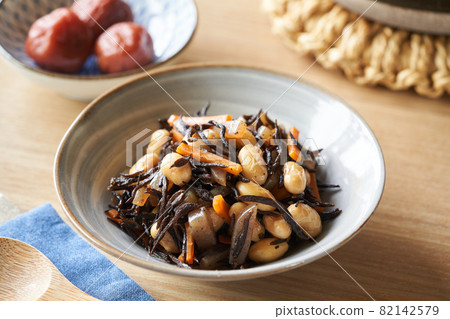 Simmered fish with soybean 82142579