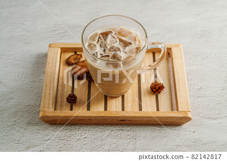 透明玻璃杯中的冰咖啡拿鐵咖啡 82142817