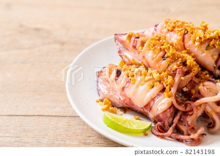 fried squid with garlic 82143198