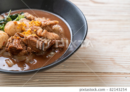 Rice noodle soup with Stewed pork 82143254